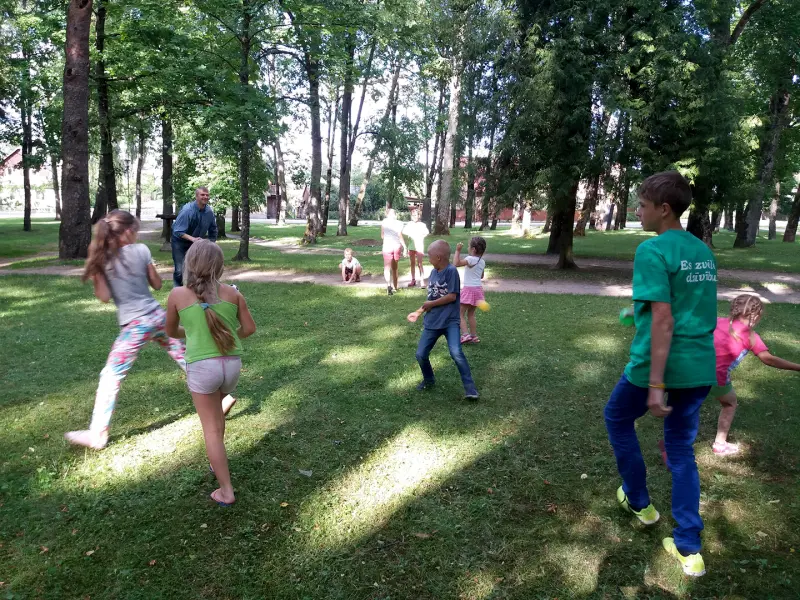 Trīs bērnu nometnes “Seko Jēzus pēdās!”
