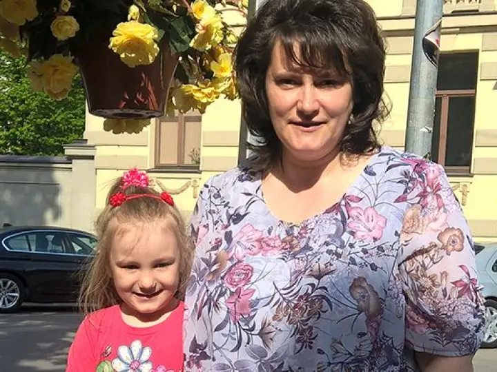 Meitēns ar redzamām, pakausī pulsējošām smadzenītēm