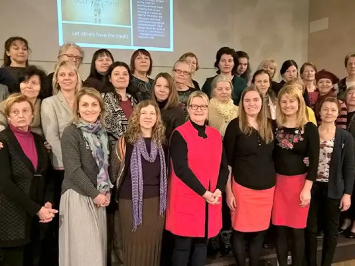 Sievietes turpina izglītoties
