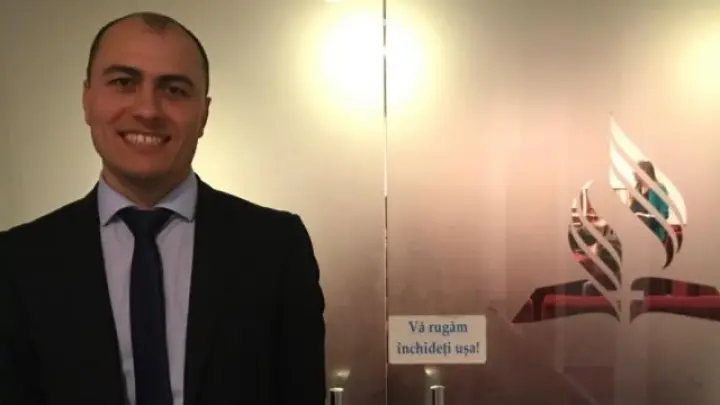 Astoņi adventisti dzied un priesteris lādas