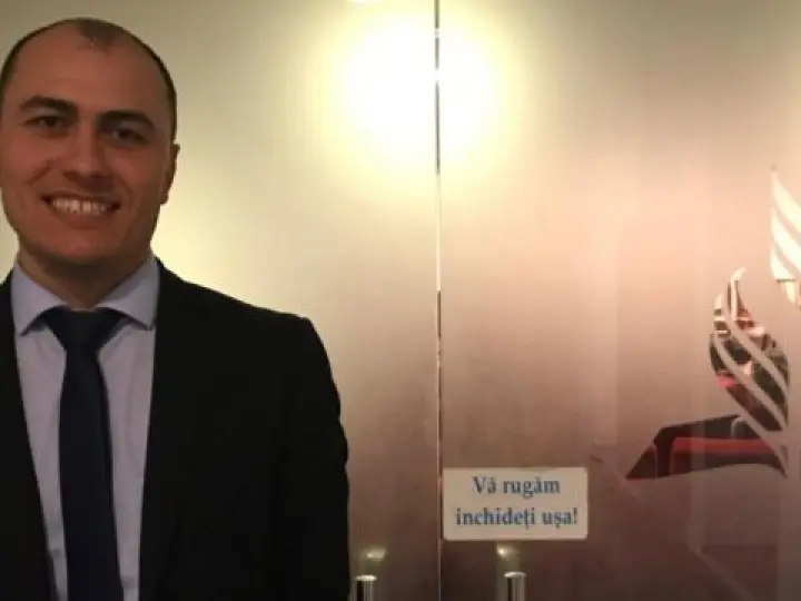 Astoņi adventisti dzied un priesteris lādas