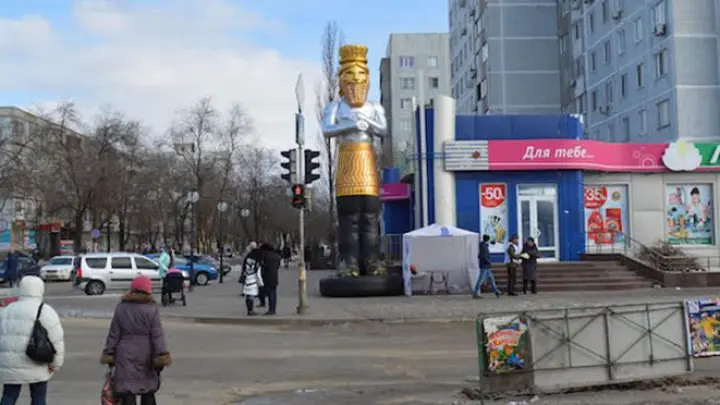 Babilonas statujas atveids piesaista apmeklētājus sanāksmēm Ukrainā