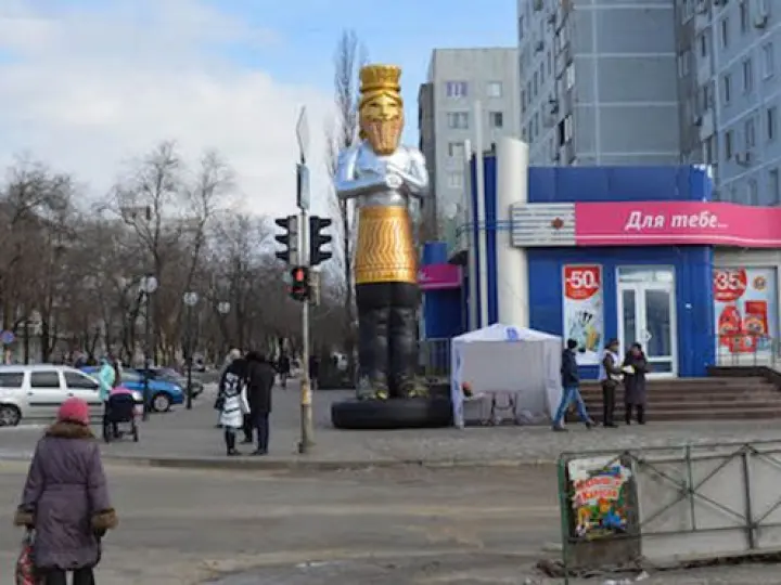 Babilonas statujas atveids piesaista apmeklētājus sanāksmēm Ukrainā