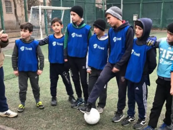 Aizsniedzot zēnus caur futbolu 