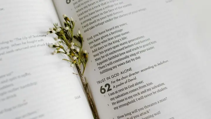 Vai drīkstam mīlēt vienīgi Jēzu, ja mums ir rakstu vieta 5.Moz 6:4,5?