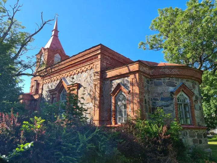 Septītās dienas adventistu Aizputes draudze paziņo par baznīcas ēkas pārdošanu