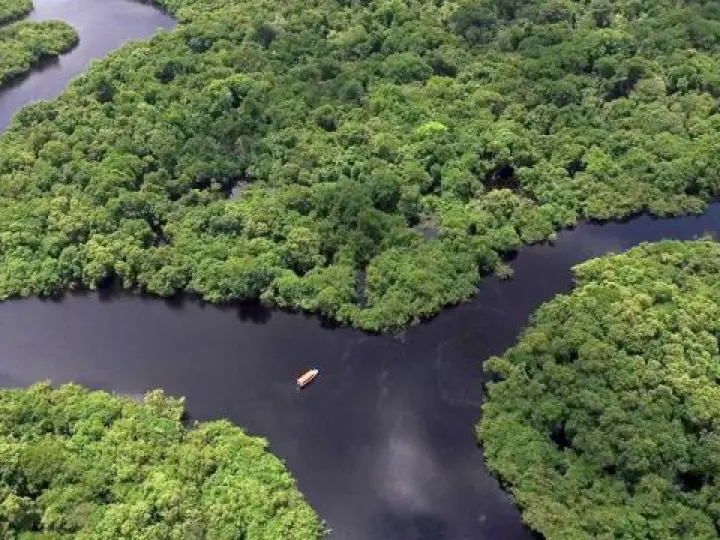 “Peldošās draudzes” debašu laiva Amazonē